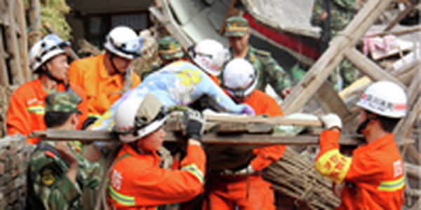 Число жертв землетрясения в Китае превысило 200 человек