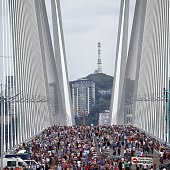 Владивосток погулял по долгожданному мосту