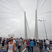 Владивосток погулял по долгожданному мосту