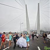 Владивосток погулял по долгожданному мосту