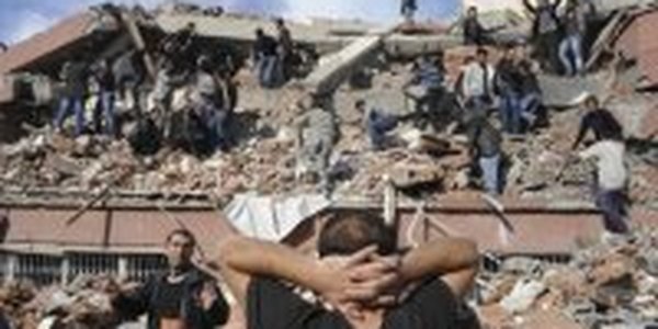 Землетрясение в Турции унесло жизни людей