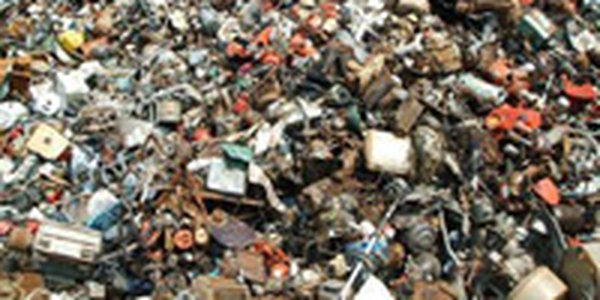 В Женеве из городского мусора сделали гигантскую инсталляцию