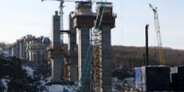 Зима пришла на стройку моста на о.Русский