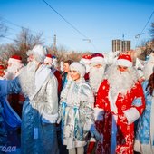 Во Владивостоке впервые прошло шествие Дедов Морозов