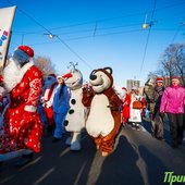 Во Владивостоке впервые прошло шествие Дедов Морозов