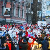 Во Владивостоке впервые прошло шествие Дедов Морозов
