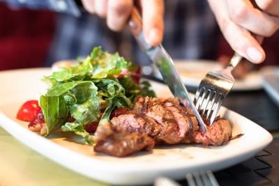 Красное мясо следует есть только вместе с салатом Красное мясо следует есть только вместе с салатом