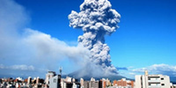 Вулкан в Японии выбросил столб пепла высотой 4.5 км