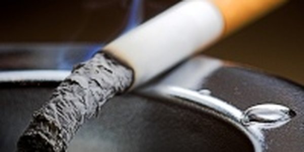 Китайцам запретили курить в общественных местах