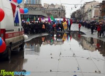 Первомай встретили с дождем