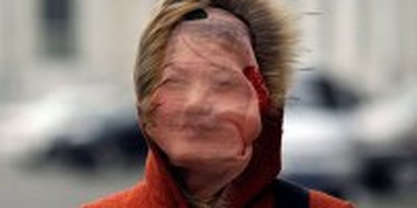 Ветер во Владивостоке повредил электропровода и повалил деревья