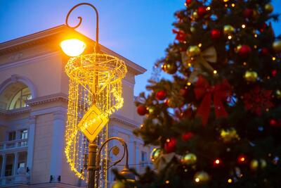 Люстры и снеговики: 270 световых конструкций украсят Владивосток в преддверии Нового года