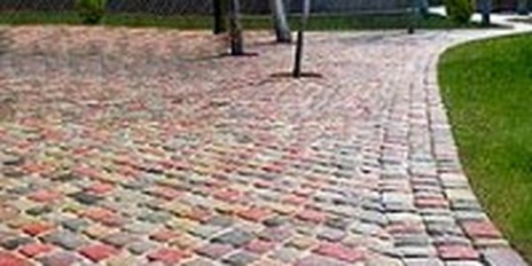 Тротуар чистит воздух