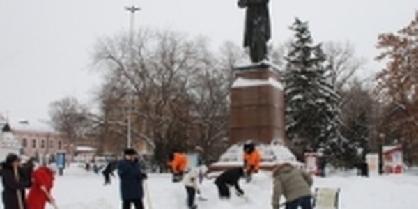 Чиновники вышли чистить дороги после снегопадов в Саратове