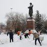 Чиновники вышли чистить дороги после снегопадов в Саратове