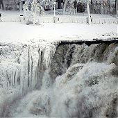 Из-за рекордных морозов в Северной Америке замерз Ниагарский водопад