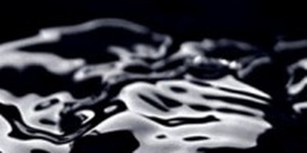 Разлив нефти лишил воды 300 тысяч человек