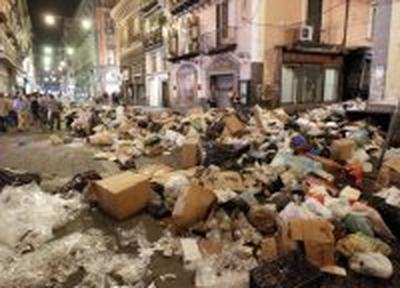 Неаполь оказался под грудами мусора Неаполь оказался под грудами мусора