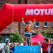 Fun Jumping: Прыжки в Амурский залив на велосипедах и роликах