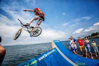 Fun Jumping: Прыжки в Амурский залив на велосипедах и роликах