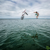 Fun Jumping: Прыжки в Амурский залив на велосипедах и роликах