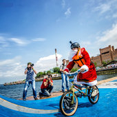Fun Jumping: Прыжки в Амурский залив на велосипедах и роликах