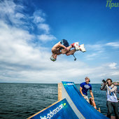 Fun Jumping: Прыжки в Амурский залив на велосипедах и роликах