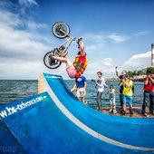 Fun Jumping: Прыжки в Амурский залив на велосипедах и роликах