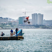 Fun Jumping: Прыжки в Амурский залив на велосипедах и роликах