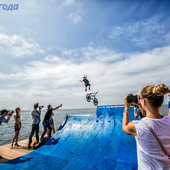 Fun Jumping: Прыжки в Амурский залив на велосипедах и роликах