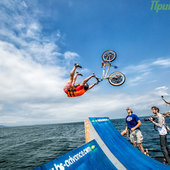 Fun Jumping: Прыжки в Амурский залив на велосипедах и роликах