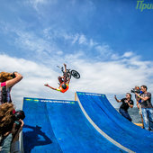 Fun Jumping: Прыжки в Амурский залив на велосипедах и роликах