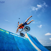 Fun Jumping: Прыжки в Амурский залив на велосипедах и роликах