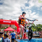 Fun Jumping: Прыжки в Амурский залив на велосипедах и роликах