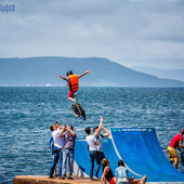 Fun Jumping: Прыжки в Амурский залив на велосипедах и роликах