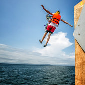 Fun Jumping: Прыжки в Амурский залив на велосипедах и роликах