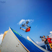 Fun Jumping: Прыжки в Амурский залив на велосипедах и роликах