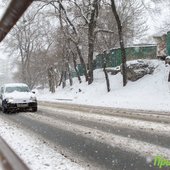 Снег во Владивостоке начнёт ослабевать к вечеру, но усилится ветер