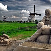 Чем заняться на пляже? Построить замок из песка!