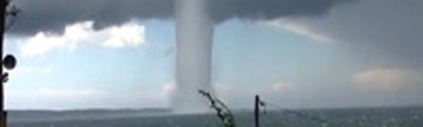 У берегов Австралии появился уникальный водяной смерч