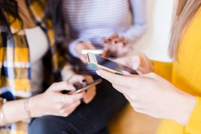 Смартфон мешает наслаждаться общением с близкими