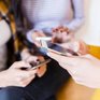 Смартфон мешает наслаждаться общением с близкими