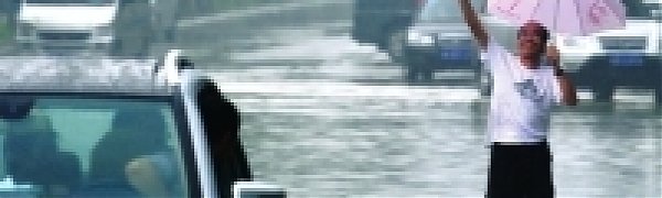 Жители затопленной Сычуани убегают от паводка по шею в воде