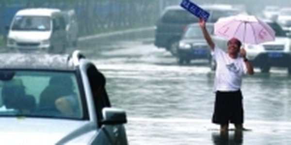 Жители затопленной Сычуани убегают от паводка по шею в воде