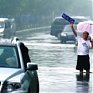 Жители затопленной Сычуани убегают от паводка по шею в воде