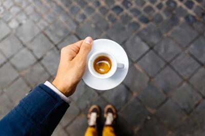 Людей, давно работающих без отпуска, призвали не пить кофе