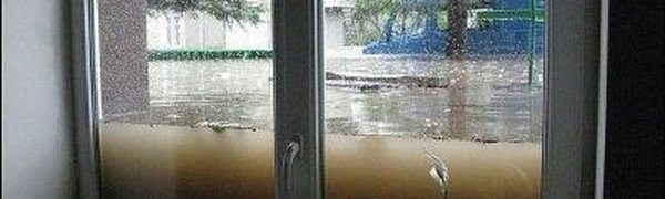 Сильный ливень затопил Смоленск по окна первого этажа