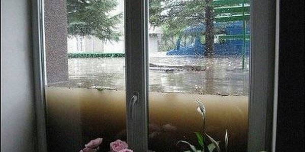 Сильный ливень затопил Смоленск по окна первого этажа
