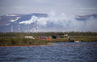 На загрязненных топливом реках под Норильском увеличили количество боновых заграждений