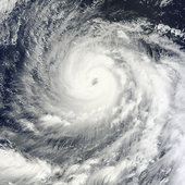 К Японии приближается самый мощный тропический циклон 2014 года